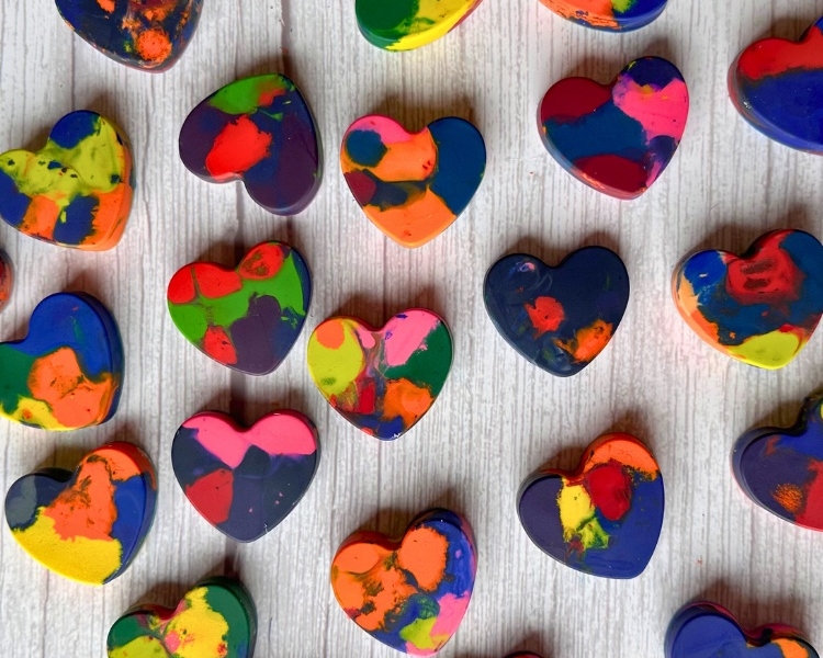 Check out this simple way to recycle crayons into fun heart shapes. These melted crayon hearts are the perfect valentine's day craft. Free printable valentines day cards including.
