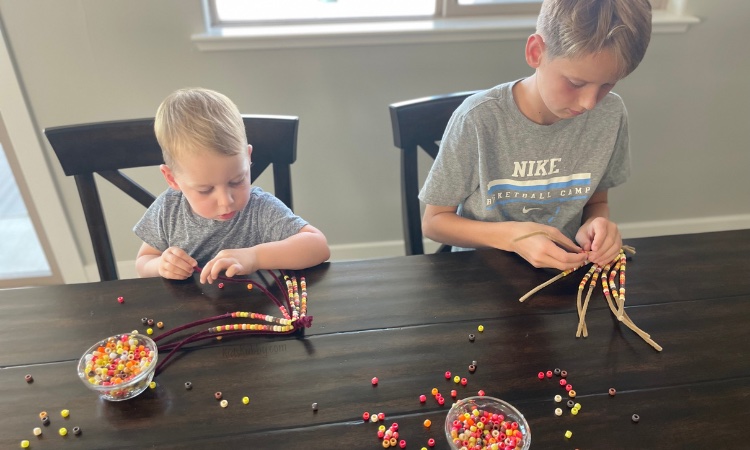 Need some fall decor ideas? Let your kids help you out by creating beaded corn. This cheap and easy craft activity is so easy using pipe cleaner and pony beads. You and your kids will love this craft!