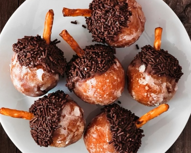 Are you looking for an easy fall dessert recipe to make with your kids? These Acorn donut holes are a MUST try! Each donut hole is covered with melted chocolate and sprinkles. Pop a pretzel stick on top and you have the perfect fall treat! I love to make these donut hole acorns for my thanksgiving dessert table or for the company potluck. You just can’t go wrong with chocolate covered donuts this holiday season.