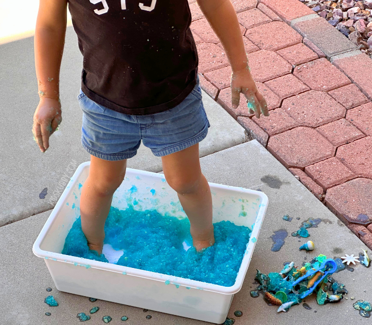 jello sensory play, jello sensory bin, sensory bin for toddlers, jello sensory activities, easy sensory activities for preschoolers, how to make a sensory bin, ocean theme activity, dollar store play ideas for kids