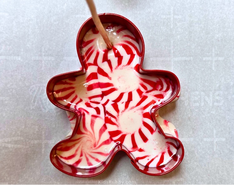 The best tutorial for homemade peppermint candy ornaments using just cookie cutters and peppermints. This cheap Christmas craft makes great Christmas gifts for friends and teachers. The perfect party favor this holiday season.