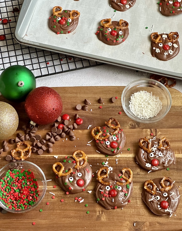 Check out this fun holiday recipe for Reindeer bark. This easy to make chocolate bark recipe required just a few ingredients you may already have at home. reindeer bark is a fun Christmas recipe to make with your kids this holiday season.