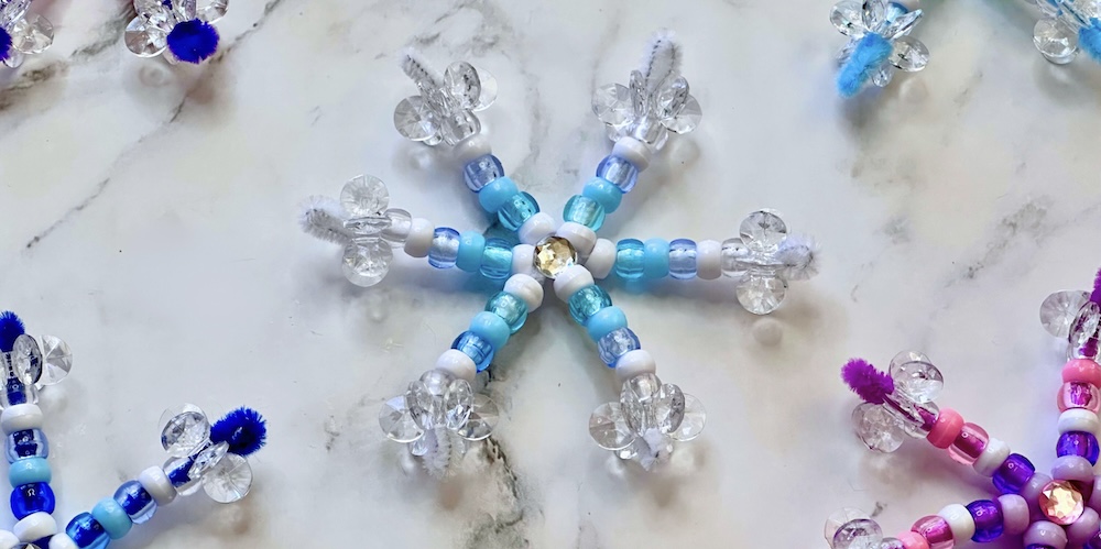 check out this simple winter craft idea for kids. mess free beaded pipe cleaner snowflakes.
