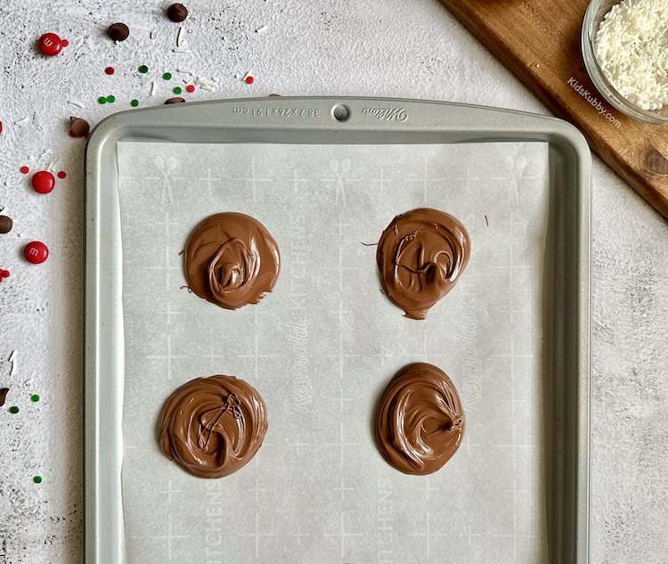 Check out the perfect recipe for christmas reindeer bark made with just 4 ingredients. This simple to make chocolate candy recipe is fun for kids and adults too. In less than 30 minutes you can make the best Reindeer bark ever. 