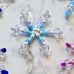 check out this easy to make tutorial for pipe cleaner snowflakes. Simple 5 minute craft idea for preschoolers.