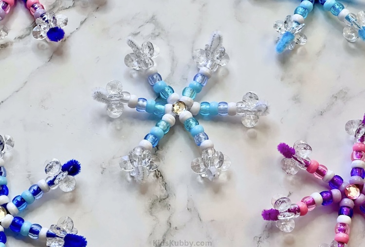 check out this easy to make tutorial for pipe cleaner snowflakes. Simple 5 minute craft idea for preschoolers.