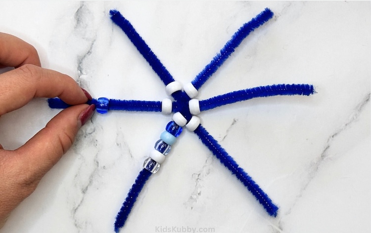 how to make beaded pipe cleaner snowflakes with pony beads. 5 minute christmas activity idea for kids. perfect class room craft for preschool christmas parties.