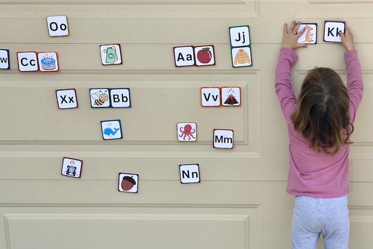 Did you know that pre-reading skill start with letter sound identification? This is a phonics skill for preschoolers that is essential for learning to read. With this easy to make game, you can help your kids learn beginning letter sounds by matching pictures and words. 