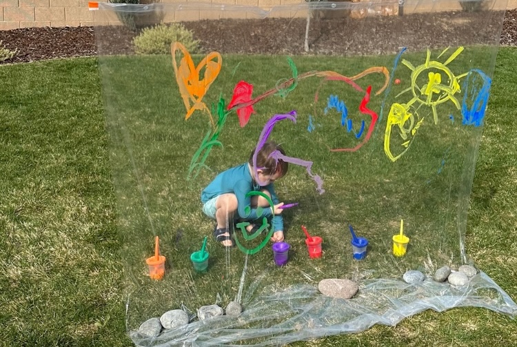 easy summer play activity for toddlers and preschoolers using budget friendly supplies. this painting activity takes 5 minutes to set up and will keep kids entertained for hours!