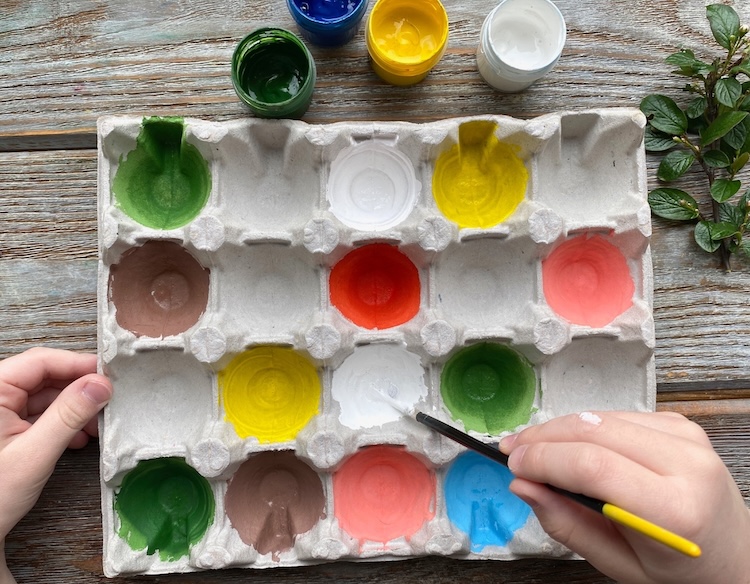 How to make an easy nature scavenger hunter with a recycled egg carton! If you're looking for easy ways to get your kids outdoors this summer playing in the backyard, this cheap activity won't cost you any money and provides for a great boredom buster in the spring and summer. 