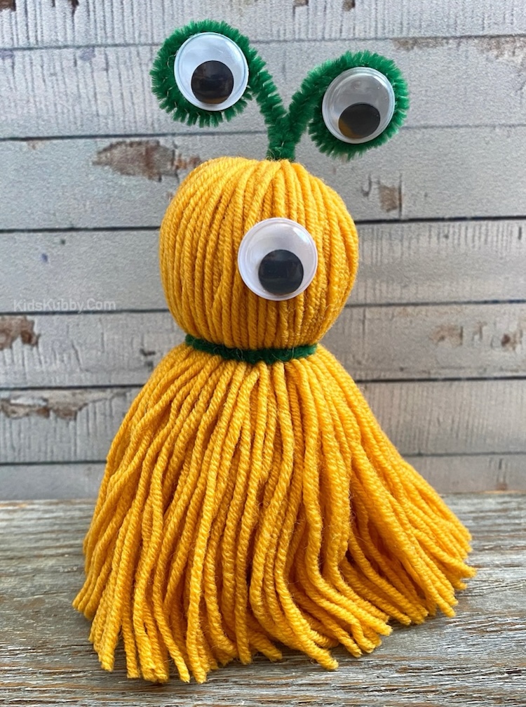 Cute and spooky homemade yarn monsters made with fuzzy pipe cleaners and googly eyes! A fun project for kids of all ages and even adults who love to craft!