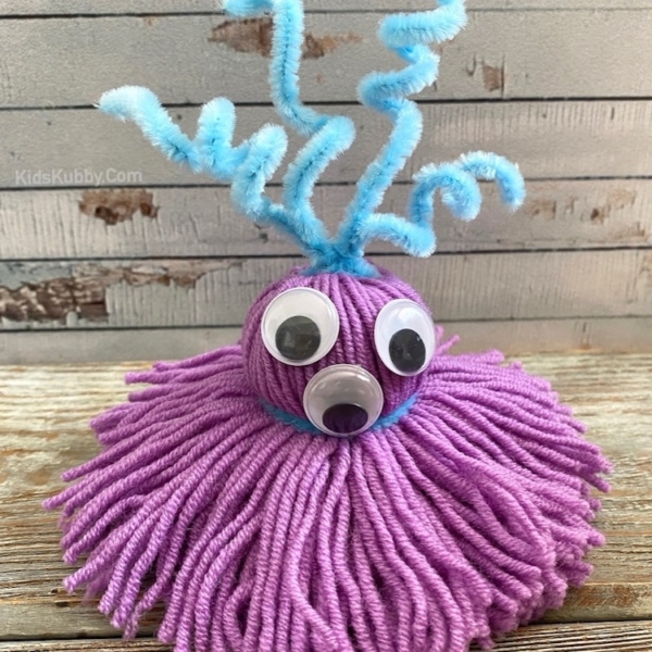 Cute monster craft made with colorful yarn and pipe cleaners! A fun project to do at home when bored for kids of all ages.