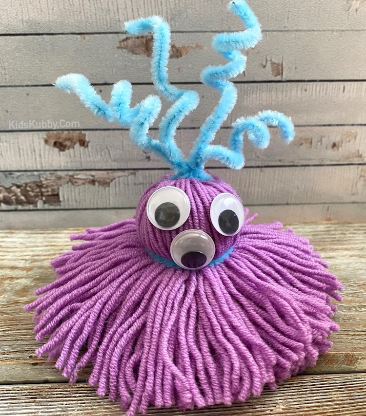 Cute monster craft made with colorful yarn and pipe cleaners! A fun project to do at home when bored for kids of all ages.