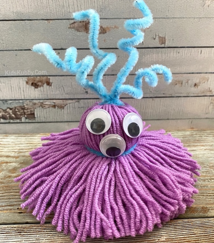 Cute monster craft made with colorful yarn and pipe cleaners! A fun project to do at home when bored for kids of all ages. 