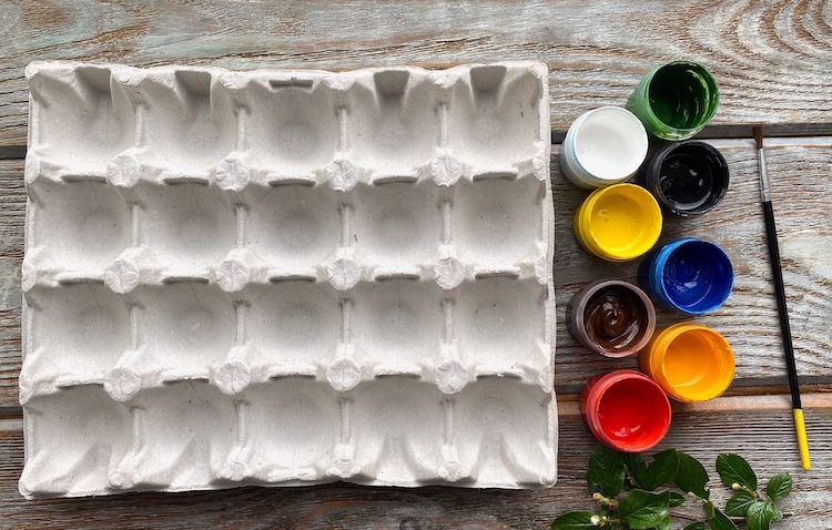 Looking for cheap recycled craft ideas for kids? Try this nature hunt by color using an egg box! My preschoolers love scavenger hunts and this one didn't cost me a dime. 