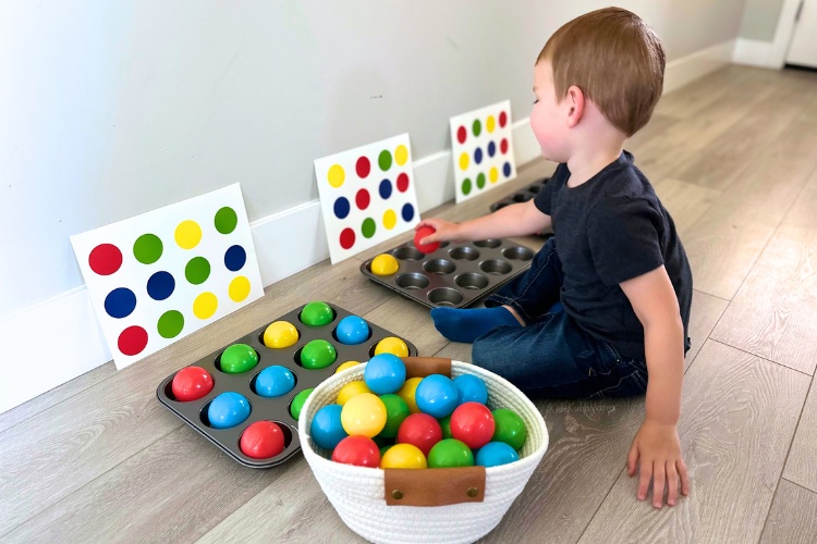 Check out this fun game for kids using supplies you already have around the house. This easy pattern game is the perfect way to introduce pattern making to preschoolers.