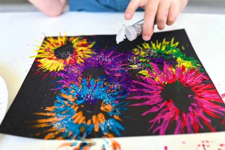 Are you looking for the perfect summer time craft for bored kids? Try painting colorful fireworks with toilet paper rolls. This easy recycled craft idea is perfect for the 4th of July. Have your kids create this simple summer activity to decorate for your next summer party!