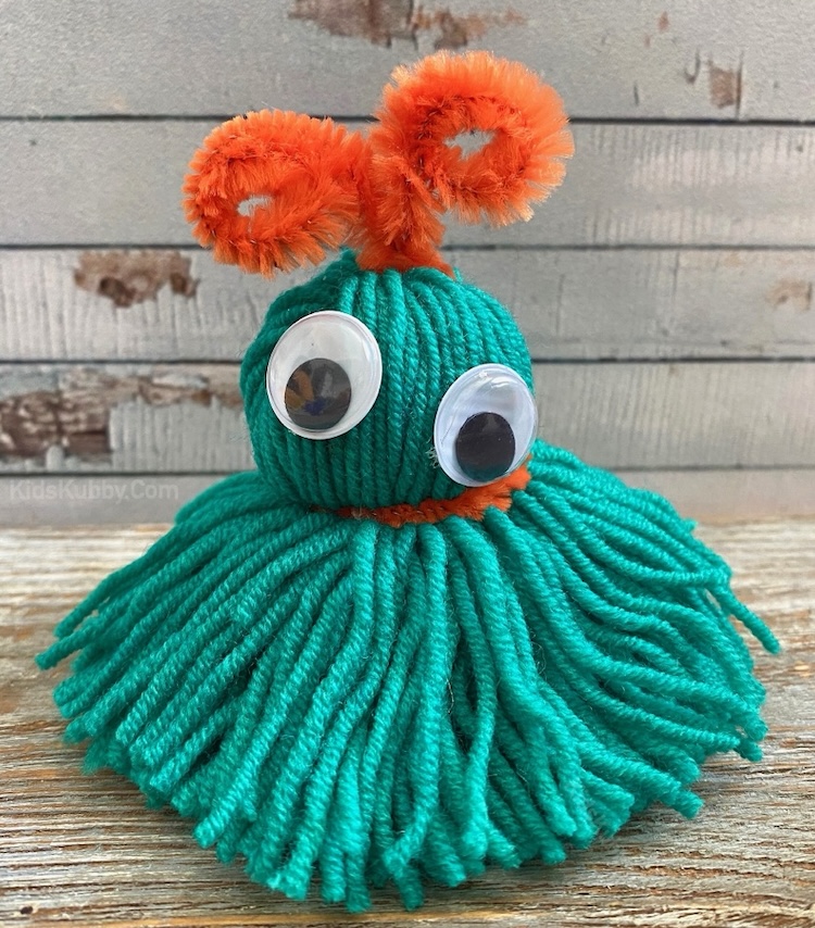 Step by step tutorial on how to make cute little monsters with colorful yarn and pipe cleaners. An easy and impressive craft for kids and adults!
