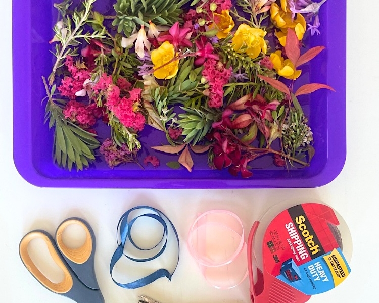 Your kids are going to love this exciting nature craft! How to make fun and creative bracelets with clear tape and flowers from a nature walk. A great way to get your kids outside this summer and away from screens!