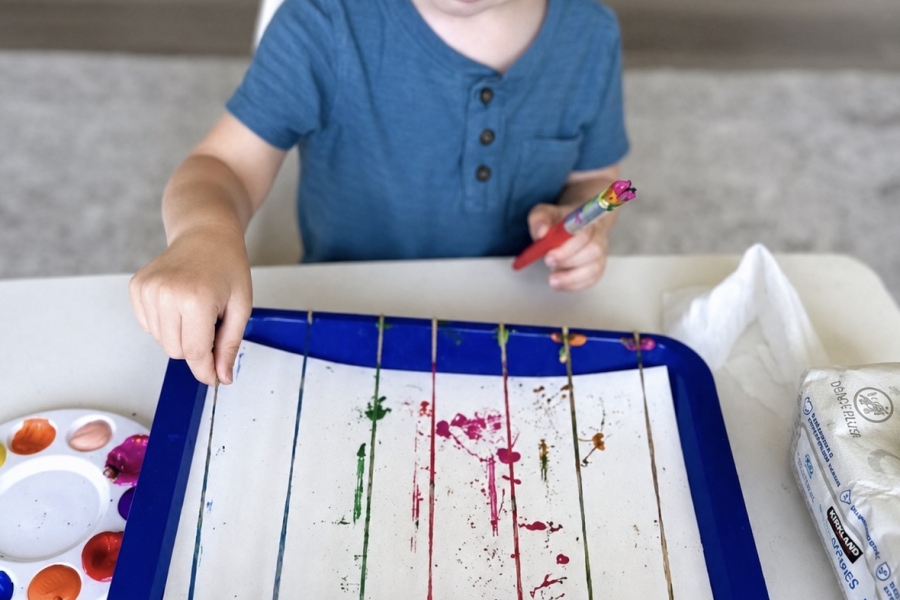 Easy fun art project for little kids using rubber bands.