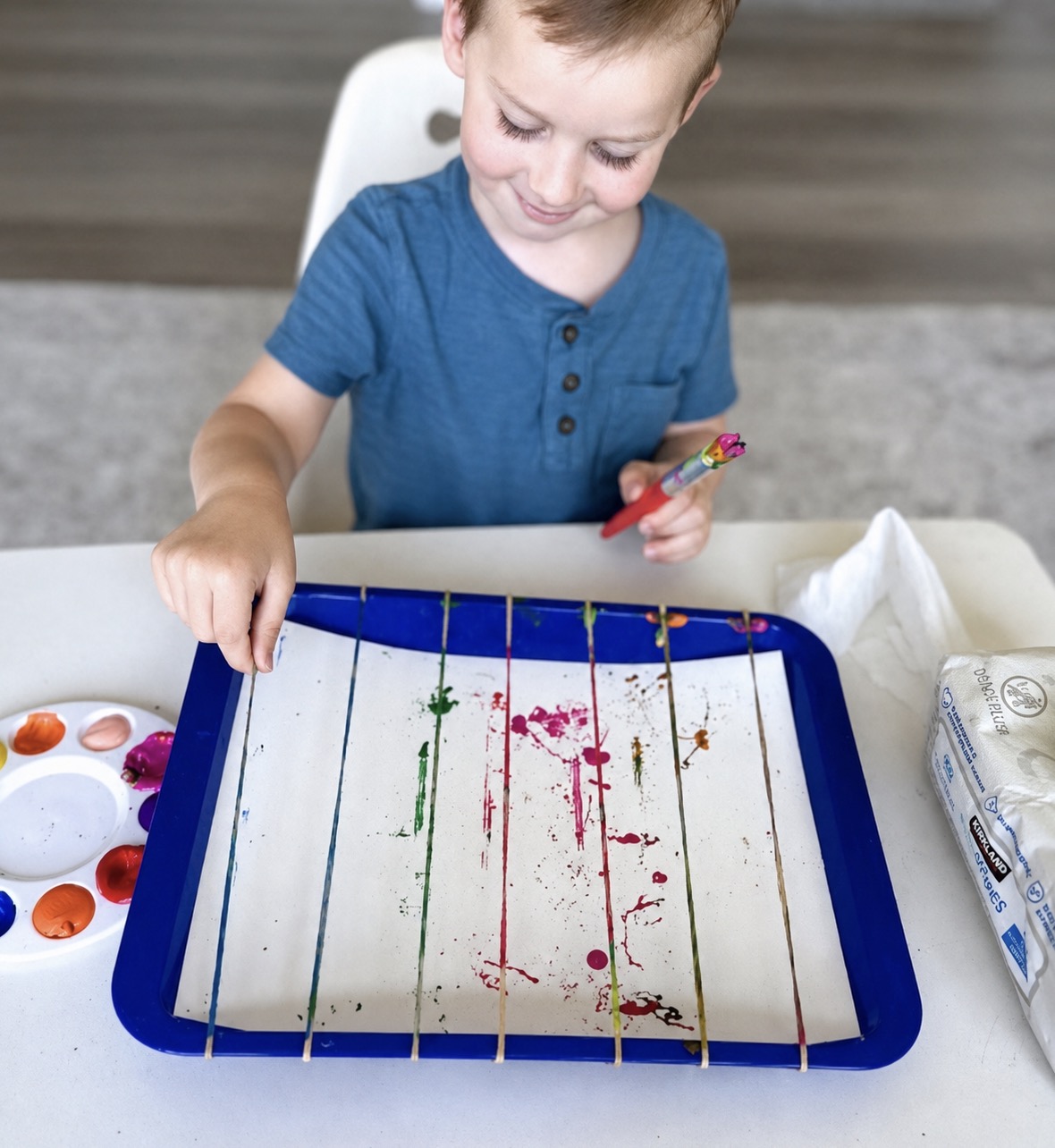 Easy fun art project for little kids using rubber bands.