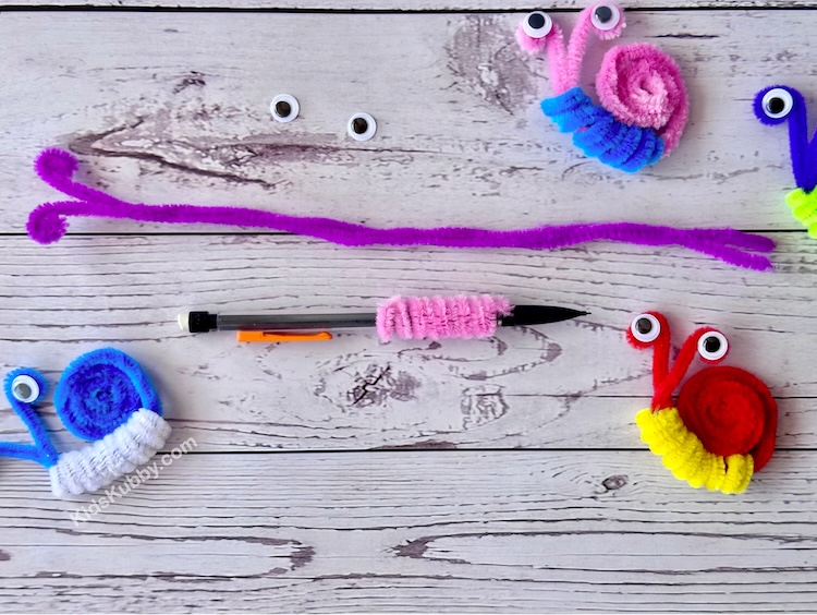 This easy pipe cleaner craft is so fun for kids. Using just 3 pipe cleaners and some google eyes your kids can make cute fuzzy snails.
