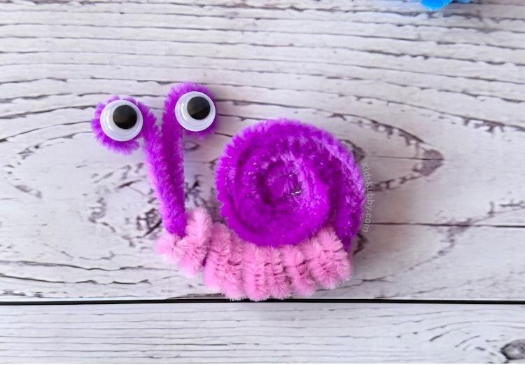 Teach kids to make fuzzy pipe cleaner snails in just a few minutes.