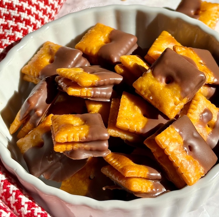 Cheez-It Butterfinger Bites: the ultimate no-bake snack! Crunchy, sweet, and kid-friendly with peanut butter & chocolate. Perfect for playdates!