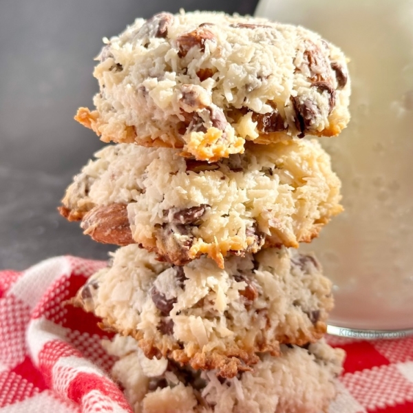 Short on time? These Quick Almond Joy Cookies are ready in 30 minutes! Chocolate, coconut, and almonds in every chewy bite. Pin now for an easy, delicious dessert!