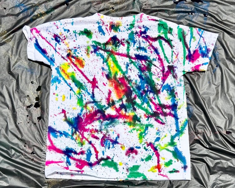Outdoor entertainment for kids of all ages. Less screens and more fun with this easy squirt gun shirt painting craft.