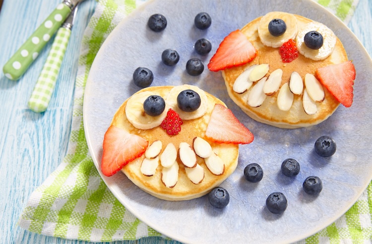 Looking for a fun and healthy snack? Try these Owl Rice Cakes! Easy to make with peanut butter, bananas, and blueberries, they’re perfect for little chefs!