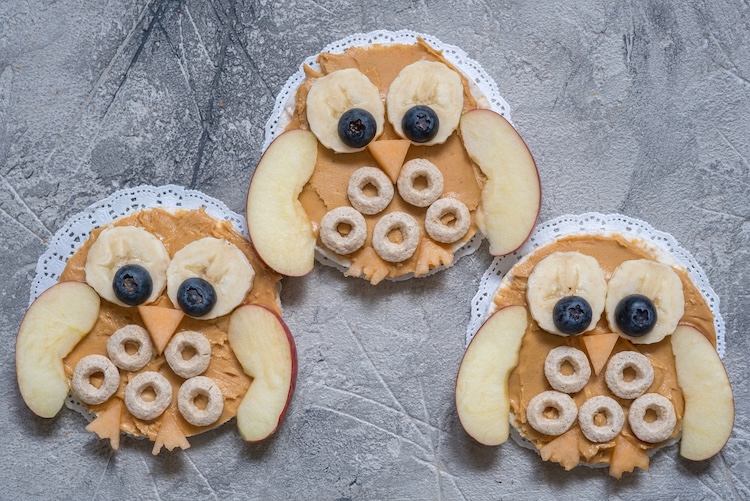 Make snack time a hoot with these Owl Rice Cakes! This easy, no-cook recipe uses wholesome ingredients to create a fun, owl-shaped treat.
