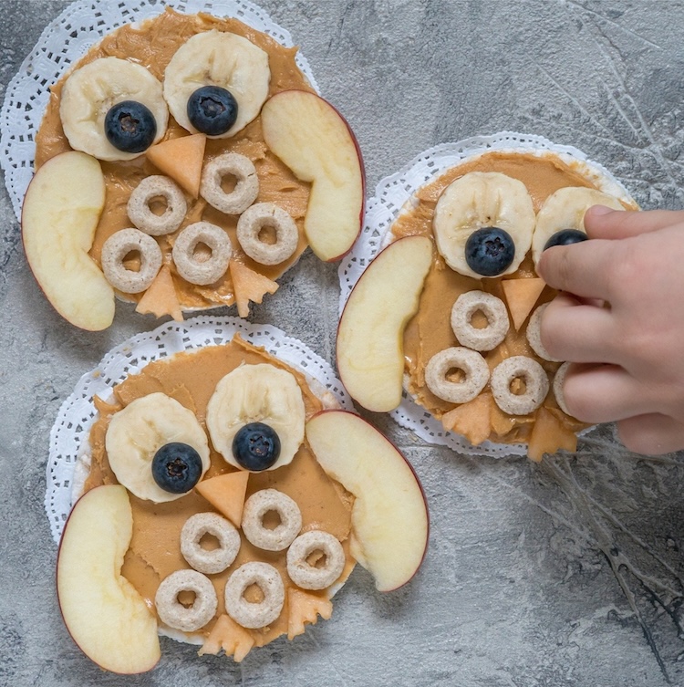 Transform simple rice cakes into cute owl treats! This easy recipe uses peanut butter, banana slices, blueberries, and apples for a nutritious snack kids will love.