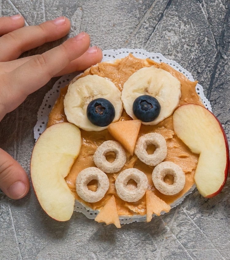 Whoo's ready for a fun snack? These adorable Owl Rice Cakes are a healthy, kid-friendly treat made with rice cakes, peanut butter, bananas, and blueberries!