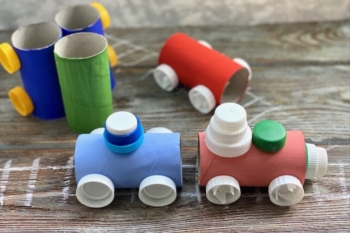 I love this cheap craft for kids using recycled supplies found around your house.