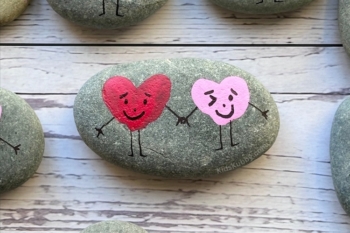 Easy and fun way to paint rocks with kids