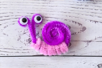 Fuzzy pipe cleaner snails are the perfect simple craft for young kids. Add these cute snails to your fairy garden or doll house for the cutest animal addition for play time.