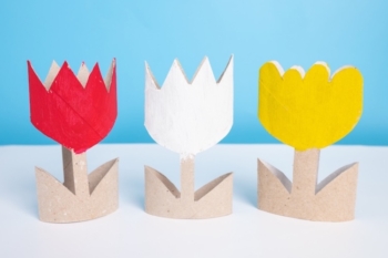 Recycled toilet paper roll flowers. Easy and colorful paper craft for kids.