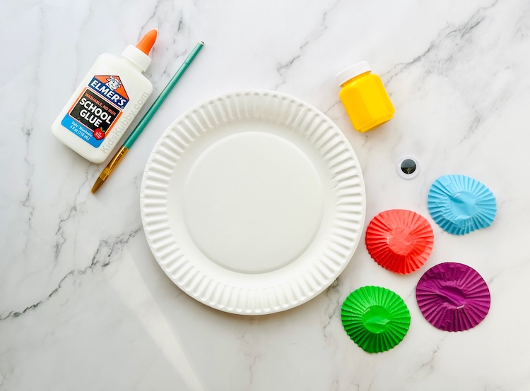 cheap fish craft idea for kids. Easy and mess free fun for kids of all ages.