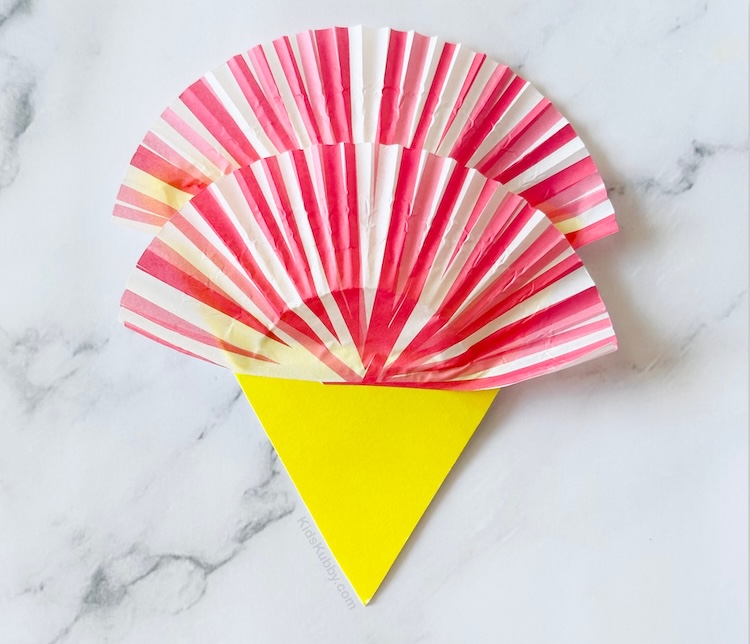 How to make a fish craft using just a paper plate and cupcake liners. The perfect craft to go with The Rainbow Fish Book. 