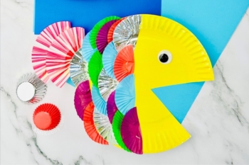 Adorable paper plate fish with colorful scales made from cupcake liners.