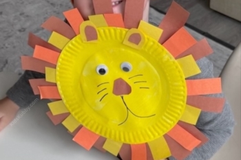 Paper lions made with simple craft materials you have at home.
