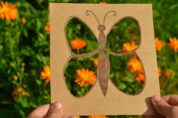 How to make cheap crafts with kids. Budget friendly outdoor craft idea.