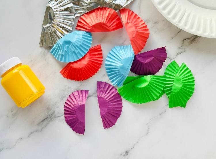 Create paper plate fish with your kids for a fun and easy indoor activity. Perfect for a classroom art project or rainy day fun with your kids. 