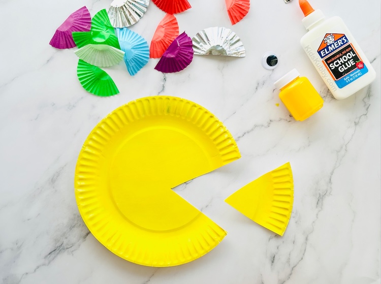 Check out this easy boredom busting craft using cheap art supplies you have at home. This paper craft is fun, simple to make, and so adorable. 
