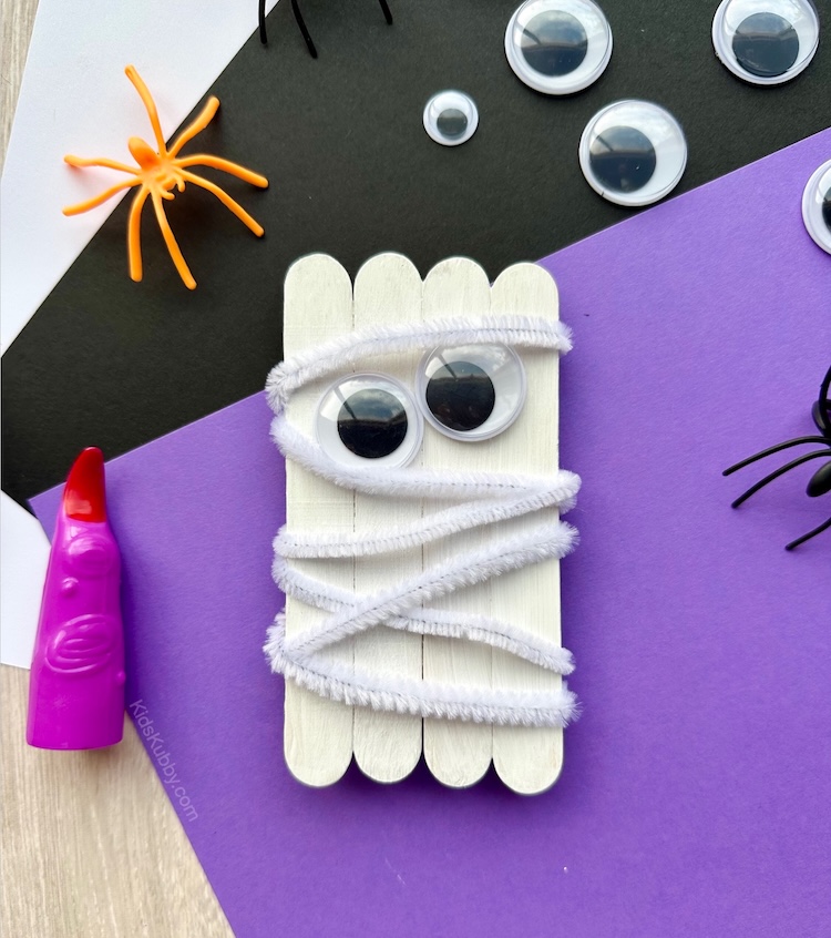 Check out this fun popsicle still craft for Halloween. Make a spooky mummy using pipe cleaners and googly eyes. What a fun activity for kids. 