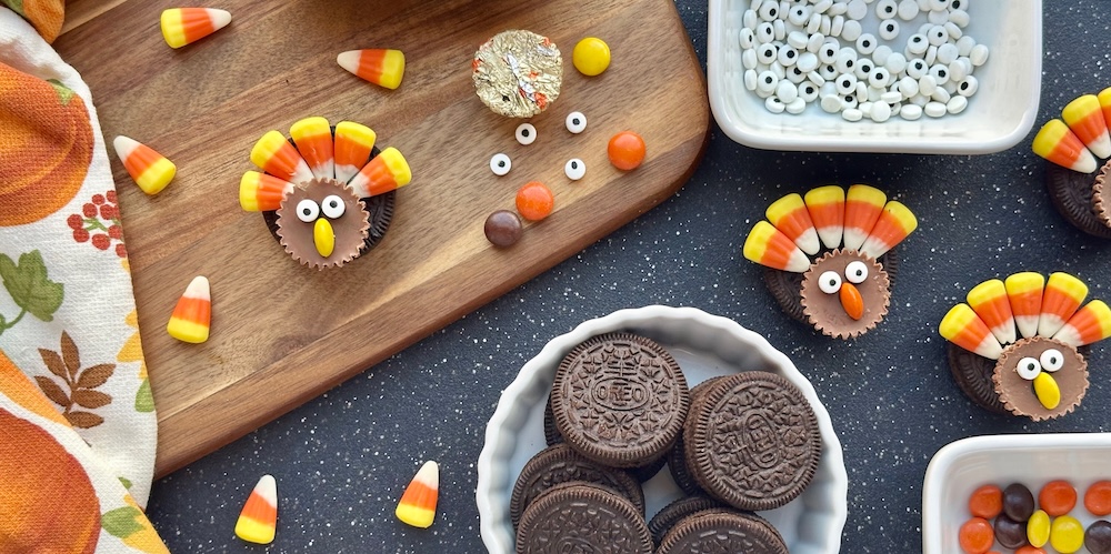 Easy thanksgiving sweet treat that you can make with kids. Turkey cookies using Oreos and candy corn.
