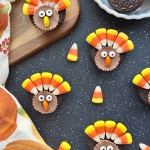 Are you ready to make the cutest Thanksgiving dessert ever? This fun turkey cookie recipe is perfect for kids and adults too! An easy holiday no bake dessert.