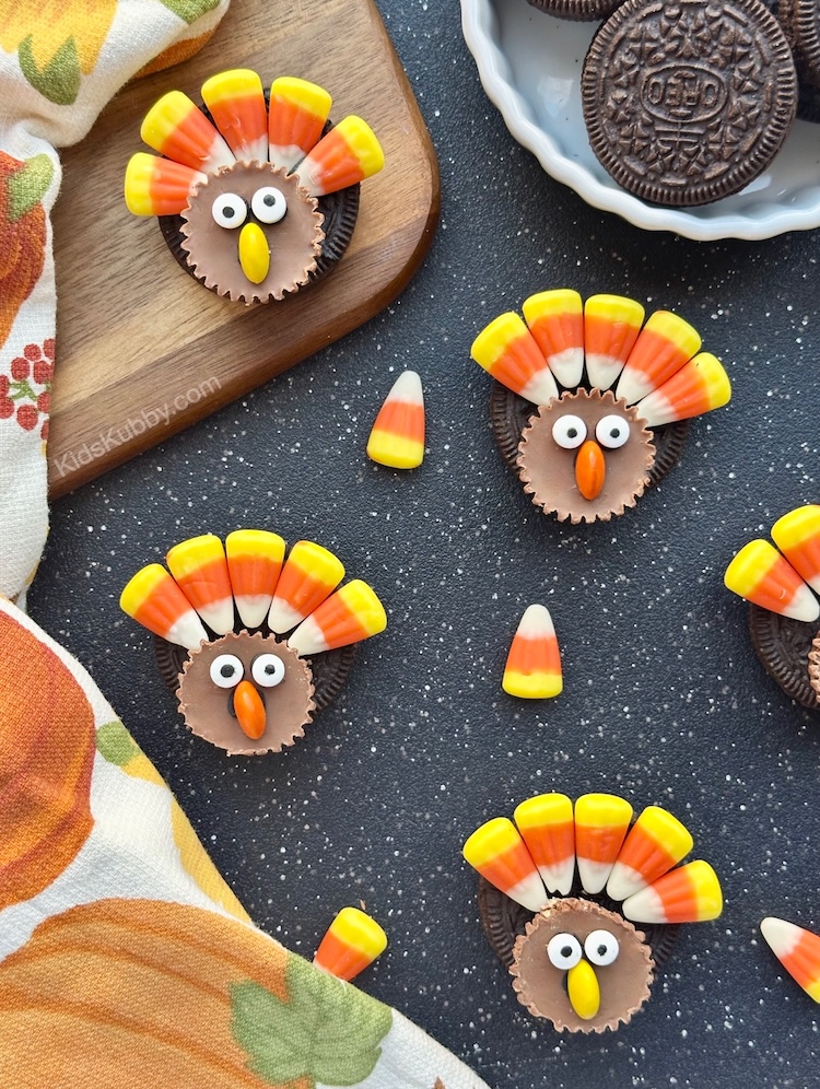 Are you ready to make the cutest Thanksgiving dessert ever? This fun turkey cookie recipe is perfect for kids and adults too! An easy holiday no bake dessert.