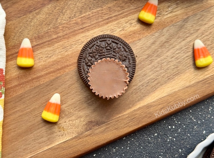 Check out this easy recipe for the best Oreo turkeys ever! grab some chocolate cookies, peanut butter cups and candy corn to make these adorable thanksgiving treats. 